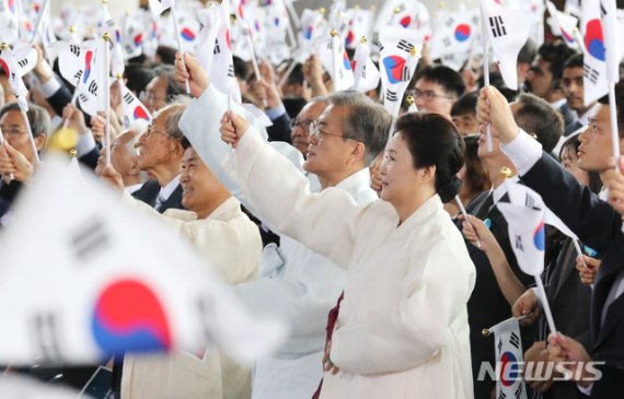 【천안=뉴시스】박진희 기자 = 문재인 대통령과 부인 김정숙 여사가 15일 충남 천안시 독립기념관에서 열린 제74회 광복절 경축식에서 참석자들과 함께 광복절 노래를 제창하고 있다. 2019.08.15. pak7130@newsis.com
