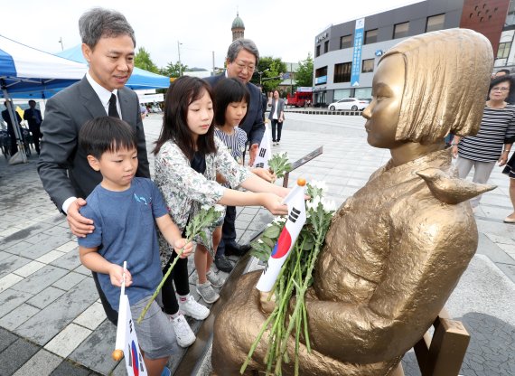 김승수 전주시장(左)/사진=전주시