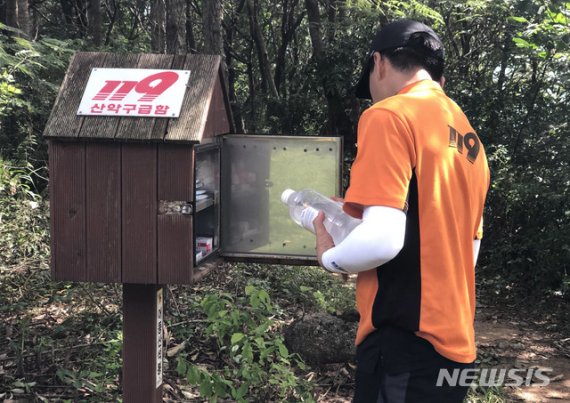【광주=뉴시스】변재훈 기자 = 광주 광산소방서는 산악 안전사고에 대비하기 위해 어등산과 용진산에 설치된 119산악구급함·산악위치표지판 등을 점검하고 정비했다고 15일 밝혔다. 2019.08.15. (사진=광주 광산소방 제공)photo@newsis.com