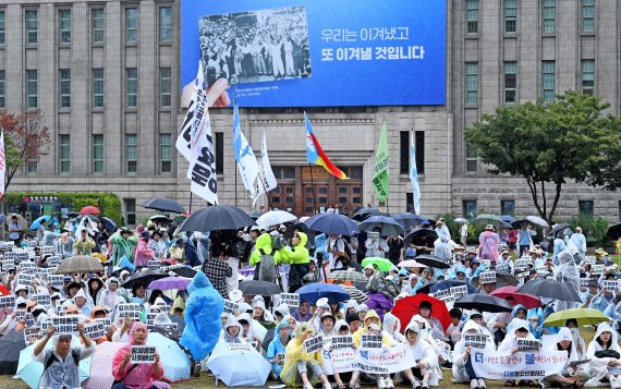 광복절인 15일 서울광장에서 열린 '광복 74주년 일제 강제동원 문제해결을 위한 시민대회 및 국제평화행진'에서 시민들이 일본 아베정권을 규탄하는 구호를 외치고 있다.사진=김범석 기자