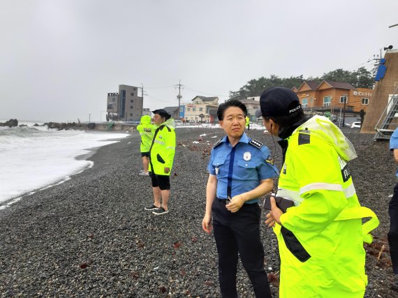 울산해경 임경길 서장이 15일 울산시 주전 몽동해변에서 실종자 수색을 지위하고 있다. 실종자는 이날 오후 3시 25분께 인근 해상에서 숨진 채 발견됐다. /사진=울산해경