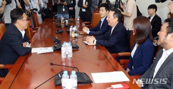 박용만 대한상의 회장(오른쪽 세번째)과 스타트업 CEO들이 지난달 16일 오전 서울 여의도 국회 민병두 정무위원장(왼쪽 첫번째)을 만나 이야기를 나누고 있다. 뉴시스 제공