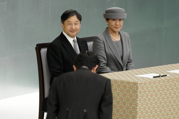 일왕에 고개 숙이는 아베/나루히토 일왕 부부가 15일 도쿄 지요타구 닛폰 부도칸에서 열린 전국전몰자추도식에서 예를 표하는 아베 신조 일본 총리를 바라보고 있다. AP뉴시스