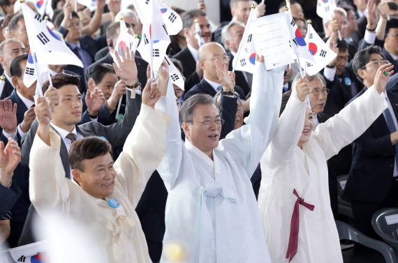 文대통령, 광복절 첫 '경제 자강' 메시지 [문 대통령 광복절 기념사]