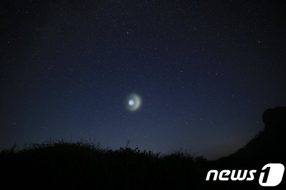 이원규 시인이 지난 8일 0시 무렵 지리산 서쪽 하늘에서 촬영한 의문의 발광체(출처 : 이원규 시인 페이스북)© 뉴스1