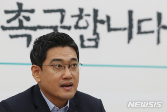 【서울=뉴시스】고승민 기자 = 바른미래당 오신환 원내대표가 5일 서울 여의도 국회에서 기자간담회를 하고 있다. 2019.08.05.kkssmm99@newsis.com