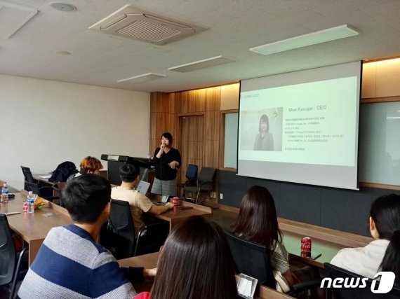 일본 취업 준비생을 대상으로 설명회를 진행하는 카스가이 모에 대표(KOREC 제공) © 뉴스1