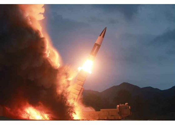 북한 김정은 국무위원장이 지난 10일 "새 무기 시험사격을 지도했다"고 11일 노동신문이 보도했다.(노동신문)