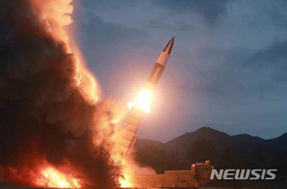 북한 김정은 국무위원장이 지난 10일 '새 무기 시험사격을 지도했다'고 11일 로동신문이 보도했다.