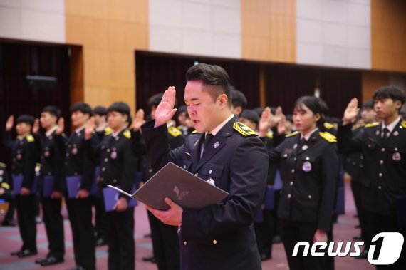 전라북도는 지난달 23일 신규 소방공무원 172명에 대한 임용장 수여식을 열었다. (전북도 제공) 2019.7.23© 뉴스1