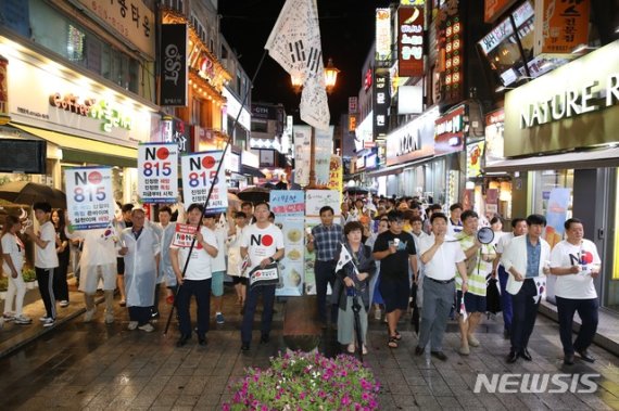 미래이천시민연대가 15일 개최한 아베정권 규탄 및 일본제품 불매운동 확산을 위한 '이천시민 8·15 촛불 문화제'. (사진제공=이천시민연대)