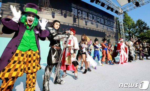 16일 오후 경기 부천 한국만화영상진흥원 앞 야외무대에서 열린 부천국제만화축제에서 경기국제코스프레페스티벌이 진행되고 있다. 2019.8.16/뉴스1 © News1 정진욱 기자