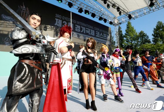 16일 오후 경기 부천 한국만화영상진흥원 앞 야외무대에서 열린 부천국제만화축제에서 경기국제코스프레페스티벌이 진행되고 있다. 2019.8.16/뉴스1 © News1 정진욱 기자