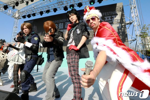 16일 오후 경기 부천 한국만화영상진흥원 앞 야외무대에서 열린 부천국제만화축제에서 경기국제코스프레페스티벌이 진행되고 있다. 2019.8.16/뉴스1 © News1 정진욱 기자