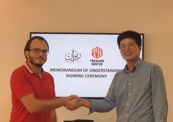 트레져헌터 송재룡 대표(오른쪽)가 중동 최대 MCN 업체 DIWAN VIDEOS FZ(디완)와 글로벌 콘텐츠 및 IP 사업 진출을 위한 업무 협약을 맺었다. 트레져헨터 제공