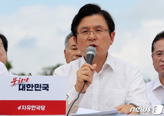 황교안 자유한국당 대표가 16일 오후 서울 종로구 청와대 분수대 앞에서 긴급국가안보대책회의 기자회견을 갖고 모두발언을 하고 있다. 2019.8.16/뉴스1 © News1 박세연 기자