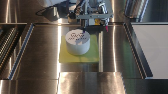 서울 성수동 카페봇의 디저트봇이 케잌 위에 그림을 그리고 있다. /사진=윤은별 인턴기자