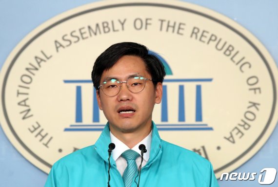 이종철 바른미래당 대변인이 15일 서울 여의도 국회 정론관에서 문재인 대통령 광복절 경축사 관련 논평을 하고 있다. 2019.8.15/뉴스1 © News1 김명섭 기자