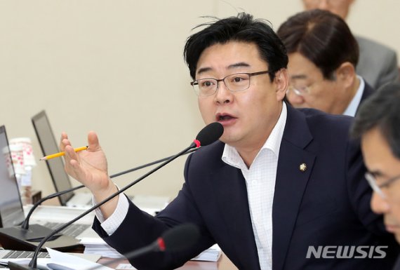 한국당 "조국, 당장 사퇴·내로남불 반성하라"
