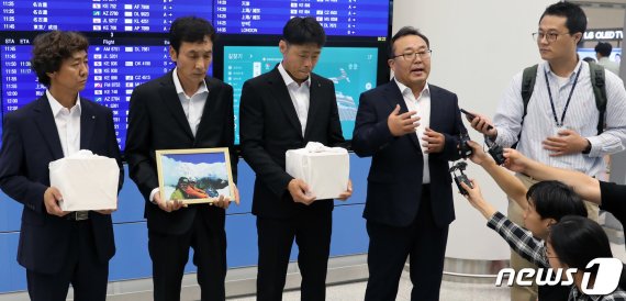 10년 전 히말라야에서 실종됐던 직지원정대 소속 고(故) 민준영(당시 36세)·박종성 대원(당시 42세)의 유가족들이 대원들의 영정과 유골함을 들고 17일 인천공항을 통해 귀국한 후 취재인과 인터뷰 하고 있다. 왼쪽부터 고 박종성의 형 종훈씨, 최인배 최인배 한국산악구조대 부대장, 고 민준형의 동생 규형씨, 박연수 전 직지원정대 대장. 2019.8.17/뉴스1 © News1 이종덕 기자