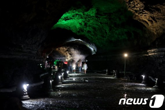 '이색 피서지'로 손꼽히는 제주 만장굴은 한여름에도 내부온도가 15~16도까지 내려가 제주도민과 관광객들의 발길이 끊이지 않고 있다.2019.8.17/뉴스1© 뉴스1
