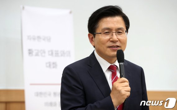 황교안 자유한국당 대표가 지난 6월20일 오후 서울 용산구 숙명여자대학교에서 '대한민국 청년들의 미래와 꿈'을 주제로 학생들과 대화하고 있다. 2019.6.20/뉴스1 © News1 이승배 기자
