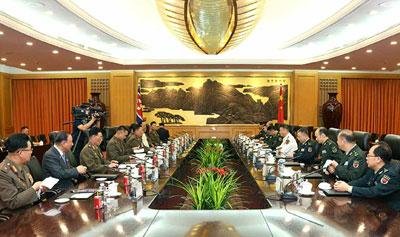 중국을 방문중인 북한 군사대표단은 지난 16일 베이징에서 중국중앙군사위원회와 회담을 가졌다. 김수길 북한 인민군 육군대장과 먀오화 중국 중앙군사위원회 정치사업부 주임이 참석한 가운데 열린 이날 회담에서 양측은 군사협력을 확대, 발전시키는데 합의했다.