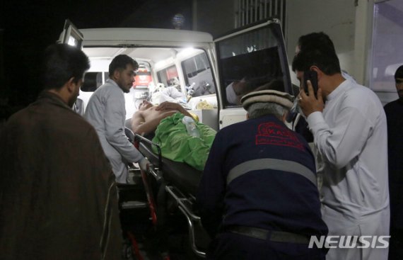 【카불=AP/뉴시스】17일 밤(이하 현지시간) 아프가니스탄 수도 카불의 두바이시티 예식장에서 자살폭탄 테러가 일어나 18일 새벽 한 부상 남성이 병원으로 실려가고 있다. 아프간의 한 관리는 이 폭발로 수십 명의 사상자가 발생했다고 밝혔으며 당시 예식장에는 1000여 명의 하객 등이 있었던 것으로 전해졌다. 2019.08.18. /사진=뉴시스