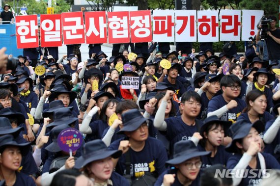 【서울=뉴시스】김선웅 기자 = 2019 대학생 통일 대행진단이 14일 오후 서울 종로구 외교부 청사 앞에서 열린 한일군사정보보호협정(지소미아, GSOMIA) 파기 촉구 집회에서 구호를 외치고 있다. 2019.08.14.