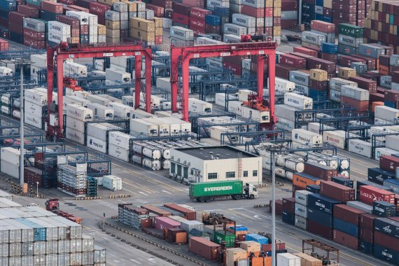 미·중 무역전쟁이 세계경제를 강타한 가운데 항구에 수출을 앞둔 컨테이너들이 쌓여 있다.뉴시스