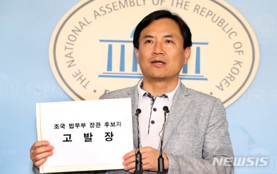 【서울=뉴시스】이종철 기자 = 지난 18일 서울 여의도 국회 정론관에서 자유한국당 김진태 의원이 기자회견을 갖고 조국 법무부 장관 후보자가 의혹에 해명하지 않으면 고발장을 접수하겠다고 말하고 있다. 2019.08.18. jc4321@newsis.com