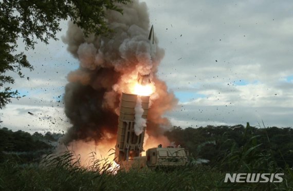 북한 김정은 국무위원장이 지난 16일 새 무기 시험사격을 지도했다고 조선중앙TV가 17일 보도했다.