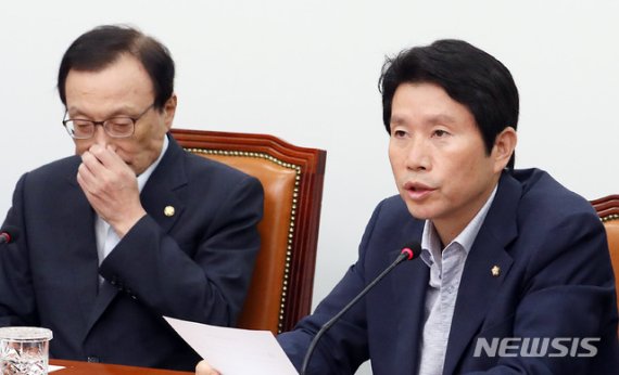 19일 서울 여의도 국회에서 열린 더불어민주당 최고위원회의에서 이인영 원내대표가 모두발언을 하고 있다.