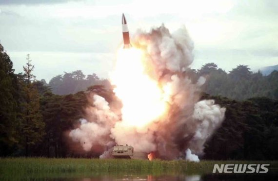 【서울=뉴시스】북한 김정은 국무위원장이 지난 16일 새 무기 시험사격을 지도했다고 조선중앙TV가 17일 보도했다. 2019.08.17. (사진=조선중앙TV 캡처) photo@newsis.com
