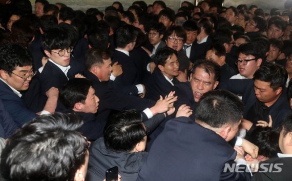 지난해 4월25일 오후 서울 여의도 국회 본청 의안과 앞에서 자유한국당 의원들을 비롯한 당직자들과 국회 직원들이 몸싸움을 하고 있다.