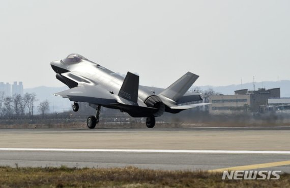 대한민국 공군 최초의 스텔스전투기 F-35A가 29일 오후 공군 청주기지에 착륙하고 있다. 2019.03.29.