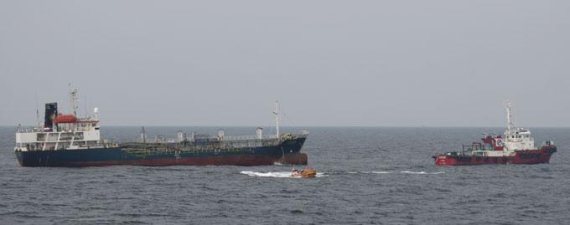 [fn포토] 제주 이어도 해역 ‘침수’ 석유화학제품 운반선 예인