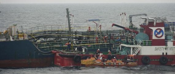 [fn포토] 제주 이어도 해역 ‘침수’ 석유화학제품 운반선 예인