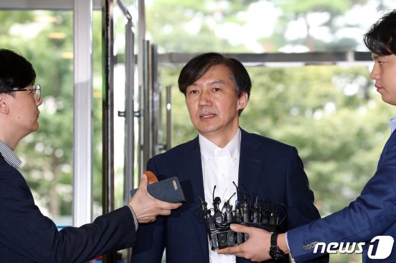 조국, 딸 고교 영어논문 제1저자 등재 논란 "지도교수 판단이다″