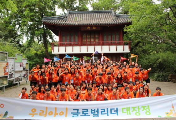 중국 상하이 루쉰공원 내 윤봉길 의사 기념관 앞에서 단체사진을 찍는 참가자들 (제공: 미래에셋자산운용)