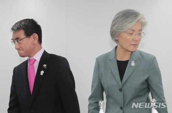 【방콕(태국)=뉴시스】최동준 기자 = 강경화 외교부 장관이 지난 1일 오전(현지시간) 태국 센타라 그랜드호텔에서 고노 다로 일본 외무상과 양자회담 시작에 앞서 악수한 뒤 자리로 향하고 있다. 2019.08..20 photo@newsis.com