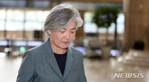 【서울=뉴시스】추상철 기자 =강경화 외교부장관이 20일 오전 서울 강서구 김포공항에서 한중일 외교장관 회담참석차 중국 베이징으로 출국하고 있다. 2019.08.20. scchoo@newsis.com