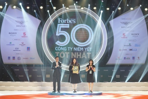 비엣젯항공이 지난 15일 '베트남 상장기업 50'에 선정돼 포브스로부터 트로피를 수상하고 있다. 사진=비엣젯항공 제공