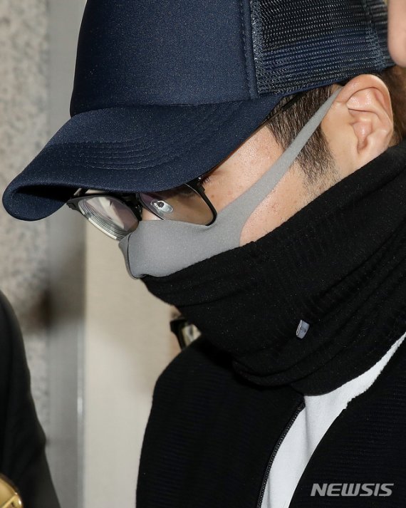 【인천=뉴시스】김병문 수습기자 = 변종 대마 등을 흡입한 혐의를 받고 있는 현대그룹 3세 정모(30)씨가 23일 오후 인천지방법원에서 열린 영장실질심사(구속 전 피의자 심문)에 출석하고 있다. 2019.04.23. dadazon@newsis.com