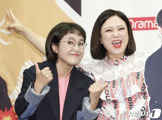 개그맨 송은이(왼쪽), 김숙이 20일 오후 서울 마포구 상암동 스탠포드호텔 서울에서 열린 sky Drama 예능 '송은이 김숙의 영화보장' 제작발표회에 참석해 포즈를 취하고 있다. 2019.8.20/뉴스1 © News1 권현진 기자