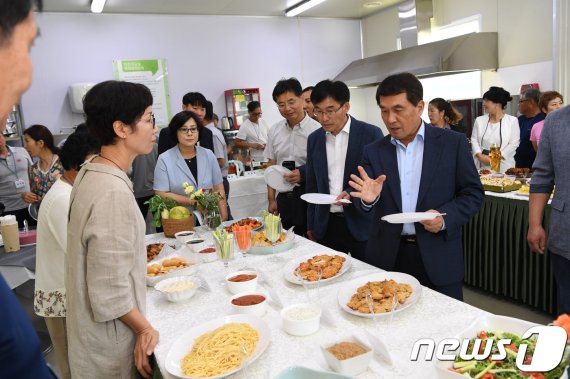 20일 전북 완주군 구이면 로컬푸드 가공센터에서 ‘농식품 가공창업 아카데미’ 12기 교육 수료식이 열린 가운데 박성일 군수(오른쪽)가 시식을 하고 있다.(완주군제공) 2019.8.20 /뉴스1