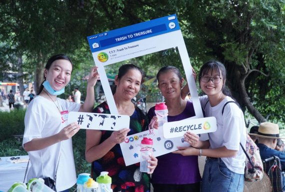 베트남 하노이에서 진행한 분리수거 인식 개선 캠페인 SK 제공