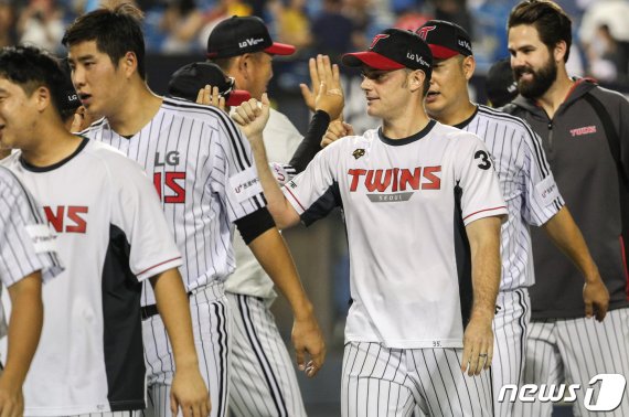 20일 오후 서울 송파구 잠실야구장에서 열린 프로야구 2019 신한은행 마이카 KBO리그 KIA 타이거스와 LG 트윈스 경기, 15대 3으로 KIA에 승리한 LG 선수들이 기뻐하고 있다. 2019.8.20/뉴스1 © News1 성동훈 기자