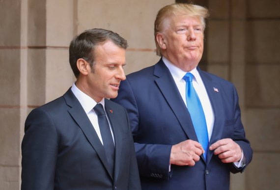 지난 6월 6일 프랑스 노르망디에서 열린 제 2차 세계대전 노르망디 상륙작전을 기념하는 행사에서 에마뉘엘 마크롱 프랑스 대통령(왼쪽)과 도널드 트럼프 미국 대통령이 대화하고 있다.로이터뉴스1