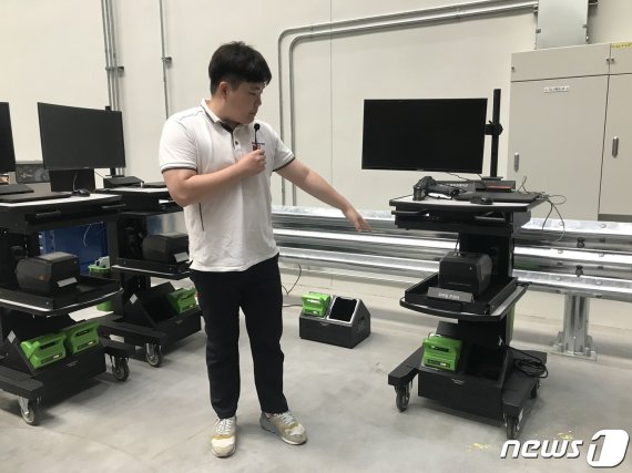 벤츠코리아 부품물류센터가 도입한 '모바일 워킹 스테이션'. © News1 조재현 기자